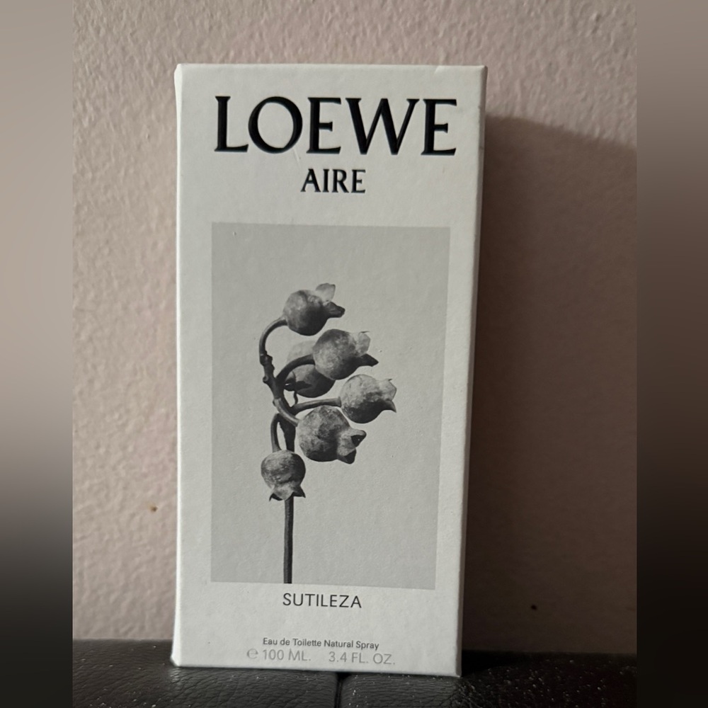 Loewe Aire Sutileza Spray 100 ml(3.4 oz )
Authentic. New- Opened Box.